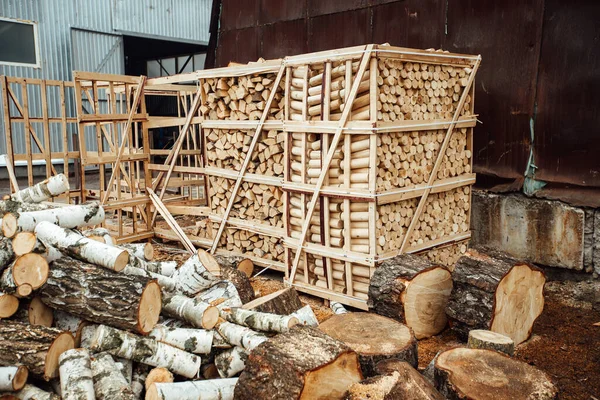 Tábuas Serradas Estão Empilhadas Armazém Materiais Construção Preparados Numa Fábrica — Fotografia de Stock