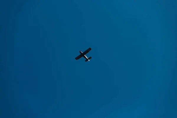 一架运动型飞机在高空飞行 用于跳伞的客机飞过观众的头顶 — 图库照片