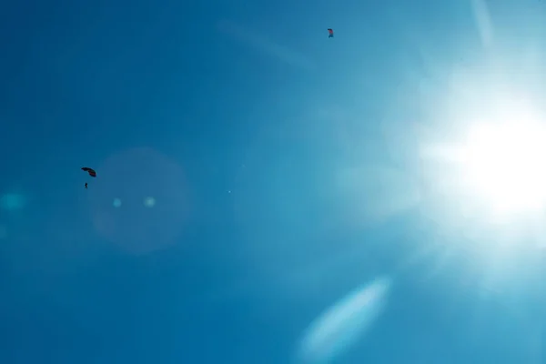 Fallschirmspringer Freien Fall Vor Dem Hintergrund Der Strahlenden Sonne Mit — Stockfoto