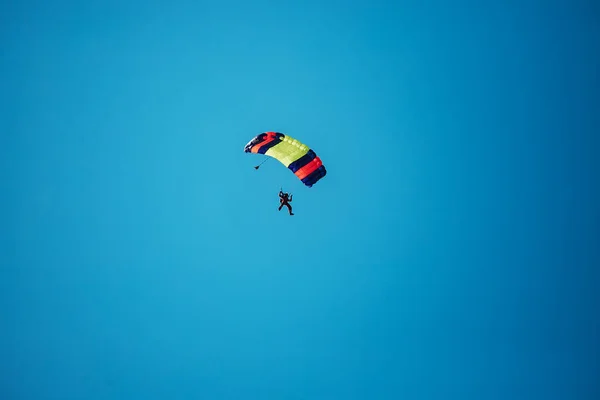 Fallskärmshoppare Hoppar Från Planet Från Hög Höjd Adrenalin Från Extrema — Stockfoto