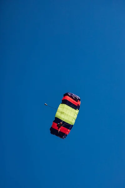 Fallschirmspringer Springen Aus Großer Höhe Aus Dem Flugzeug Das Adrenalin — Stockfoto