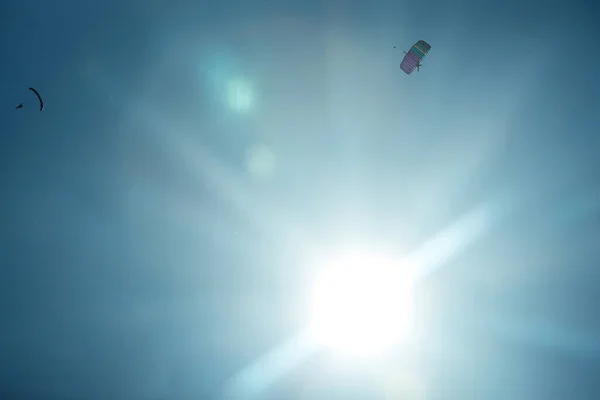 Skydivers Ελεύθερη Πτώση Στο Φόντο Του Λαμπρού Ήλιου Τις Μακριές — Φωτογραφία Αρχείου