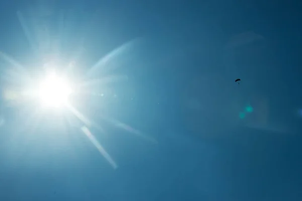 Skydivers Ελεύθερη Πτώση Στο Φόντο Του Λαμπρού Ήλιου Τις Μακριές — Φωτογραφία Αρχείου