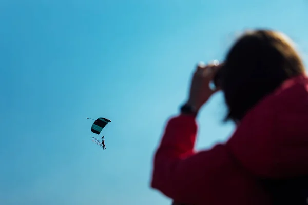 Silhouetten Von Zuschauern Vor Dem Hintergrund Von Landenden Fallschirmspringern Vorführungen — Stockfoto