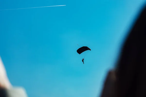 Los Paracaidistas Saltan Del Avión Desde Una Gran Altura Adrenalina — Foto de Stock