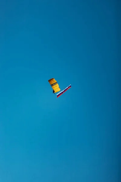 低高度のスカイダイバーが木の間に着陸する準備をしています 飛行機から飛び降りるという危険な極端なスポーツは — ストック写真