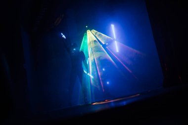 Sahnedeki sanatçı ve dansçıların inanılmaz güzelliği, LED takımları ve lazerlerle dolu bir ateş, kıyafetlerdeki ayna detaylarını yansıtıyor, tüm renkleriyle yanardöner.