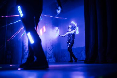 Sahnedeki sanatçı ve dansçıların inanılmaz güzelliği, LED takımları ve lazerlerle dolu bir ateş, kıyafetlerdeki ayna detaylarını yansıtıyor, tüm renkleriyle yanardöner.