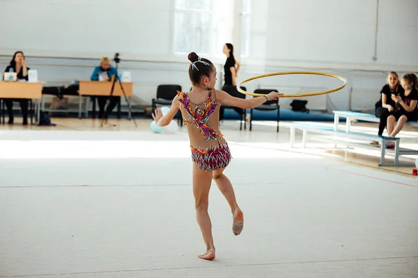 Ragazza Ginnastica Ritmica Guarda Gli Amici Effettuanti Che Aspettano Suo — Foto Stock