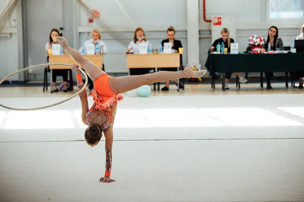 Bir Kız Çemberle Ritmik Jimnastikte Gösteri Yapıyor Hakemlerin Önünde Esneklik — Stok fotoğraf