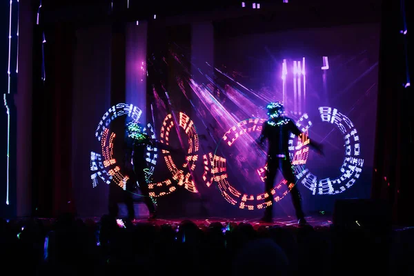 Uma Beleza Incrível Desempenho Artistas Dançarinos Palco Fogo Artifício Com — Fotografia de Stock