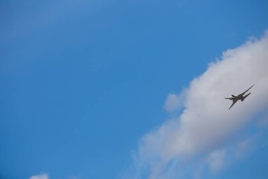 Uçakların geçit töreni. Gökyüzünde askeri bayram ve hava gösterisi. Profesyonel pilotlar havada karmaşık akrobasi hareketleri sergiliyor.