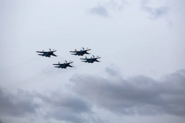 Dört Jet Uçağı Sıkı Bir Düzende Uçuyor Pilotlar Havacılık Festivalinde — Stok fotoğraf