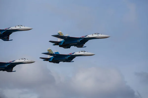 Quatre Avions Réaction Volent Formation Serrée Dangereuses Acrobaties Aériennes Sont — Photo