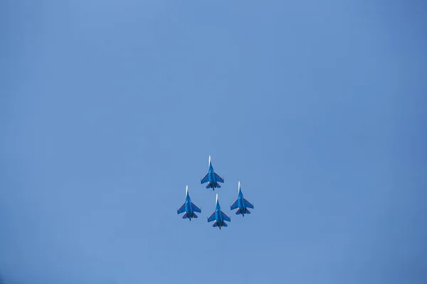 四架喷气式飞机队形紧凑 飞行员在航空节上表演危险的特技飞行 现代战斗机阅兵式 — 图库照片