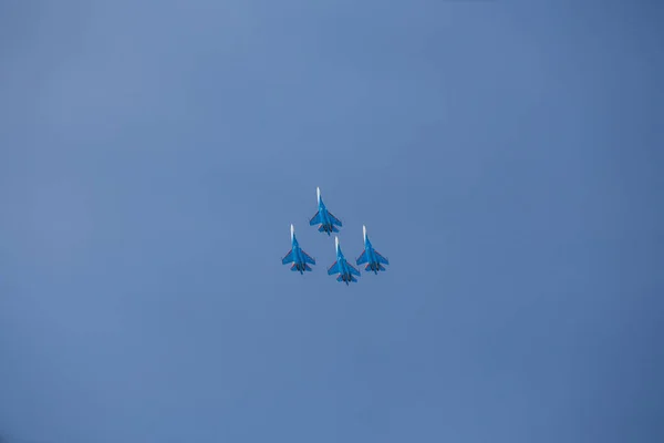 Quatre Avions Réaction Volent Formation Serrée Dangereuses Acrobaties Aériennes Sont — Photo