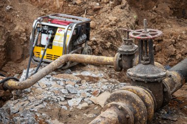 Acil durum hizmetleri, tamir ekibi boruların değiştirilmesi sırasında güvenliği sağlıyor, eski iletişimler yenileriyle değiştiriliyor, gaz boru hattı, kirli kapılı eski ve paslı su borusu.