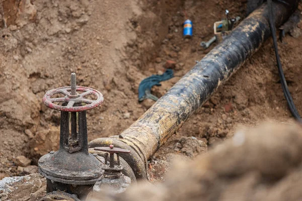 Acil durum hizmetleri, tamir ekibi boruların değiştirilmesi sırasında güvenliği sağlıyor, eski iletişimler yenileriyle değiştiriliyor, gaz boru hattı, kirli kapılı eski ve paslı su borusu.