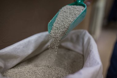 Tuvalet için kedi dolgusu, kum ya da biyolojik odun parçaları. Kedi tepsisinin hijyen kokusunu emer, büyük bir torbadan bir kürekle doldurur, kepçeyle temizler.