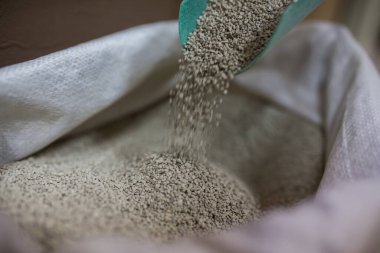 Tuvalet için kedi dolgusu, kum ya da biyolojik odun parçaları. Kedi tepsisinin hijyen kokusunu emer, büyük bir torbadan bir kürekle doldurur, kepçeyle temizler.