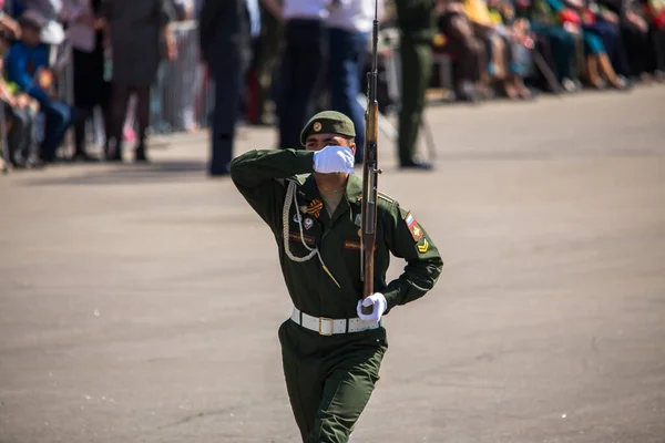 Desfile Solene Praça Cidade Durante Feriado Militar Melhores Soldados Marchando — Fotografia de Stock