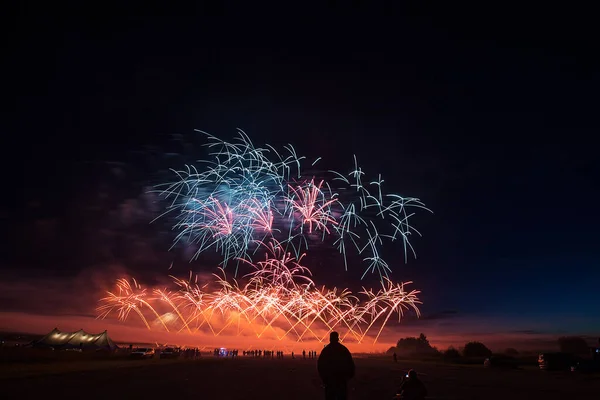 Una Multitud Personas Vinieron Festival Festival Fuegos Artificiales Explosiones Cargas —  Fotos de Stock