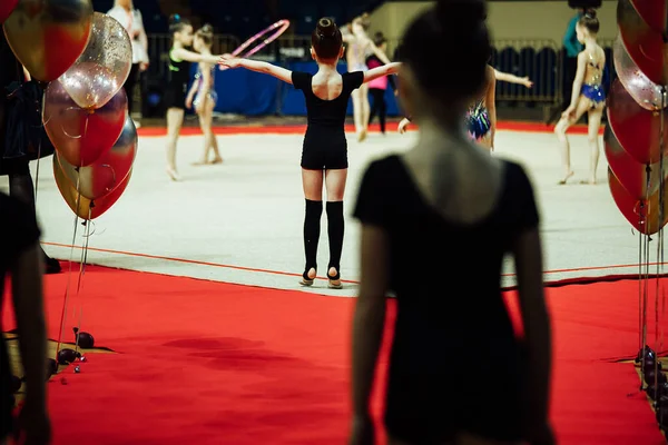 Giovane Atleta Una Gara Ginnastica Ritmica Numero Acrobatico Una Ginnasta — Foto Stock