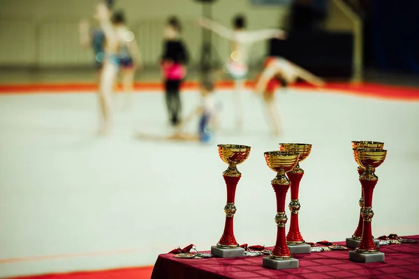 Medaillen Und Goldpokale Liegen Auf Dem Tisch Preise Für Die — Stockfoto