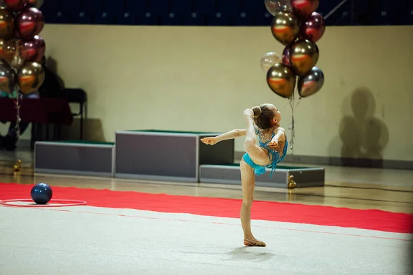 Młody Sportowiec Konkursie Gimnastycznym Numer Akrobatyczny Sprytnej Gimnastyczki Jasnym Garniturze — Zdjęcie stockowe