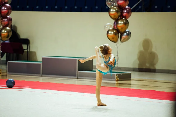 Młody Sportowiec Konkursie Gimnastycznym Numer Akrobatyczny Sprytnej Gimnastyczki Jasnym Garniturze — Zdjęcie stockowe