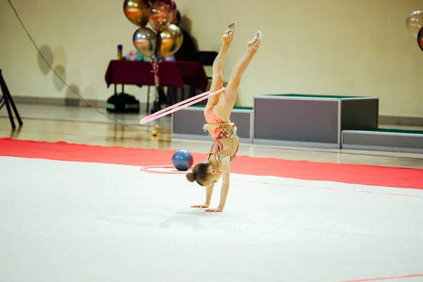 Bir Jimnastikçi Kız Potayla Gösteri Yapıyor Esnek Sporcu Yarışmalarda Amuda — Stok fotoğraf