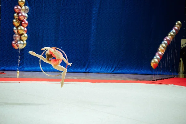 Una Ragazza Ginnasta Artistica Salta Una Performance Bellissimo Elemento Danza — Foto Stock