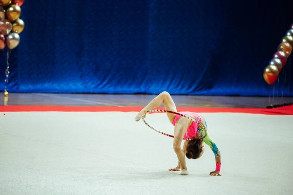 Gymnast Girl Performs Hoop Flexible Athlete Performs Handstand Competitions — Stock Photo, Image