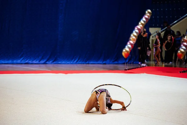 Gimnastyczka Gra Obręczą Elastyczny Sportowiec Wykonuje Stojąco Zawodach — Zdjęcie stockowe
