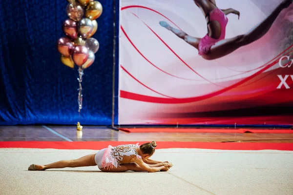 Ein Junger Athlet Bei Einem Wettkampf Der Rhythmischen Sportgymnastik Akrobatische — Stockfoto