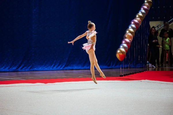 芸能界の女子体操選手がパフォーマンスでジャンプします 競技におけるスポーツダンスの美しい要素は — ストック写真