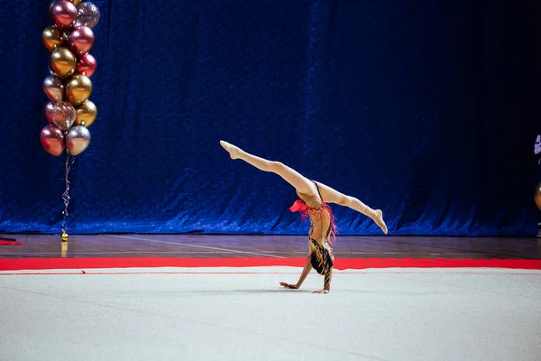 Una Chica Gimnasta Realiza Con Aro Atleta Flexible Realiza Handstand — Foto de Stock