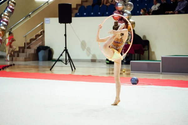 Dívčí Umělecká Gymnastka Skočí Představení Krásný Prvek Sportovního Tance Soutěži — Stock fotografie