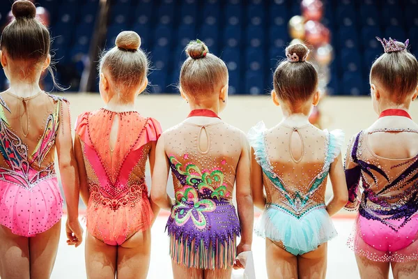 Gimnastyczki Stoją Tyłem Siebie Ceremonia Wręczenia Nagród Zawodach Sportowych Gimnastyczki — Zdjęcie stockowe
