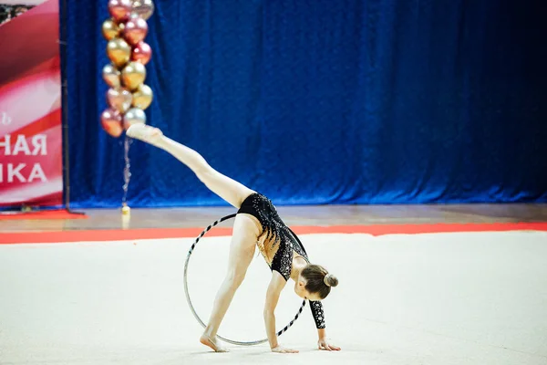 Gymnast Girl Performs Hoop Flexible Athlete Performs Handstand Competitions — Stock Photo, Image