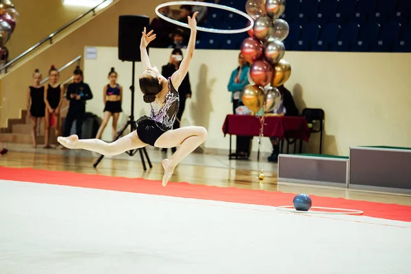 Gimnastyczka Artystyczna Skacze Spektakl Piękny Element Tańca Sportowego Konkursie — Zdjęcie stockowe