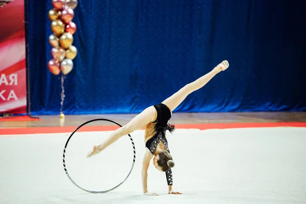 Ein Turnmädchen Turnt Mit Einem Reifen Flexibler Athlet Macht Handstand — Stockfoto