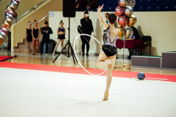 Dívka Umělecká Gymnastka Provádí Cvičení Soutěži Hbitý Sportovec Stojí Krásně — Stock fotografie