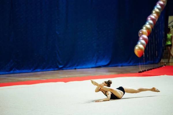 Ein Junger Athlet Bei Einem Wettkampf Der Rhythmischen Sportgymnastik Akrobatische — Stockfoto