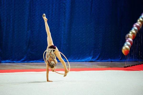 Gymnast Girl Performs Hoop Flexible Athlete Performs Handstand Competitions — Stock Photo, Image