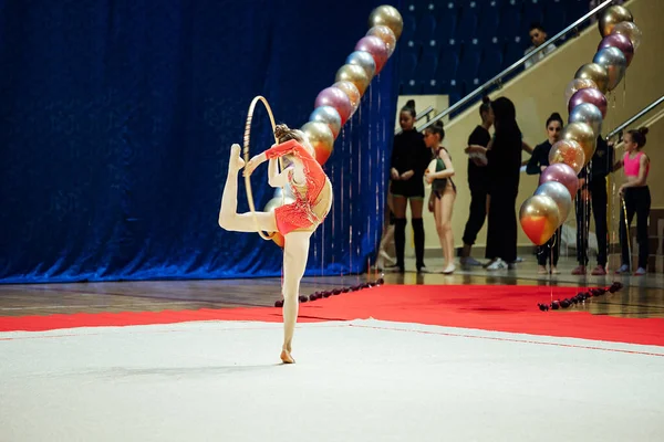 Gimnastyczka Artystyczna Wykonuje Ćwiczenia Zawodach Zwinny Atleta Stoi Pięknie Jednej — Zdjęcie stockowe