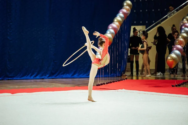 Una Chica Gimnasta Artística Realiza Ejercicio Una Competición Atleta Ágil — Foto de Stock