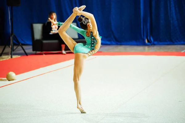 Girl Artistic Gymnast Performs Exercise Competition Agile Athlete Stands Beautifully — Stock Photo, Image