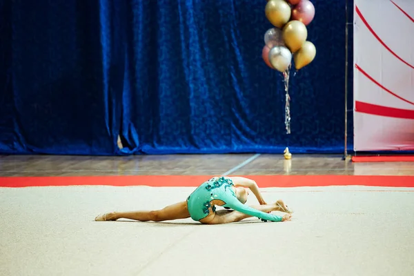 Een Jonge Atleet Een Ritmische Gymnastiek Wedstrijd Acrobatisch Getal Van — Stockfoto