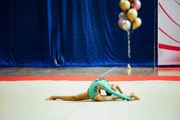 Giovane Atleta Una Gara Ginnastica Ritmica Numero Acrobatico Una Ginnasta — Foto Stock